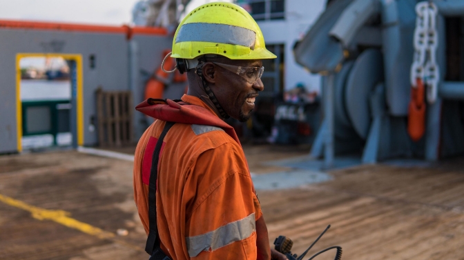 persona-con-traje-de-trabajo-sonriendo